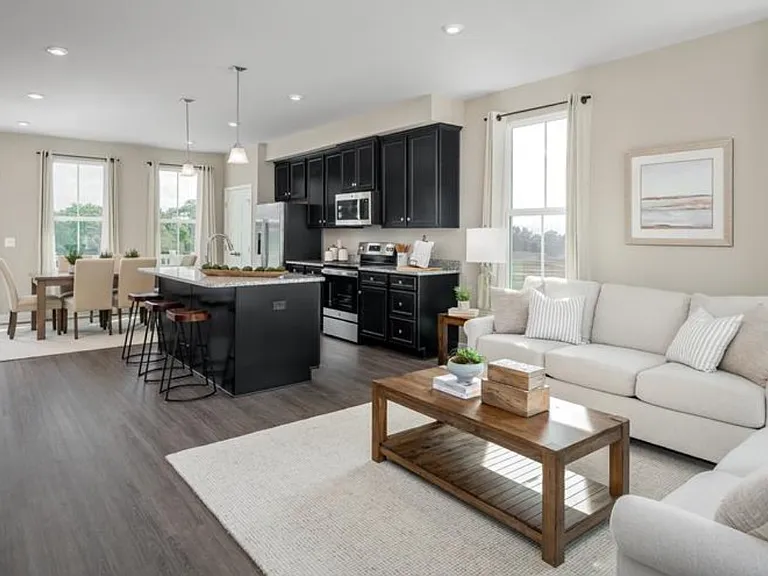 4 Friendship Ct — Photo 22