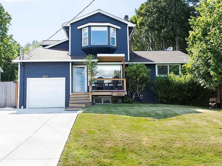 9527 42nd Ave NE — Photo 2