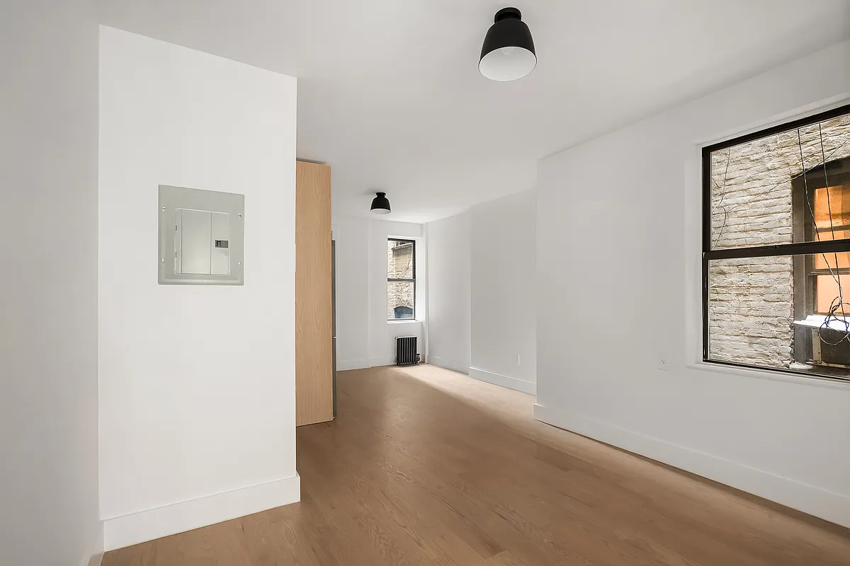 Building Photo - 110 8th Ave #2-S