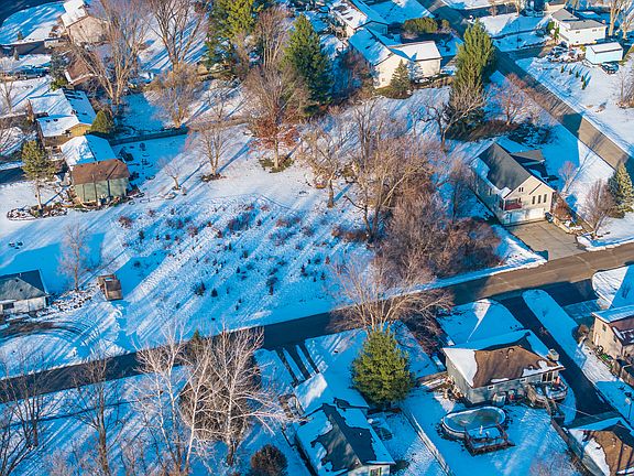 3rd image of 6 & 7 E Meadow Ln