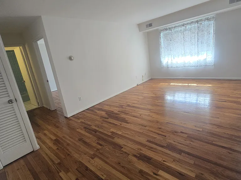 33 Bay Ter #1-A — Photo 3