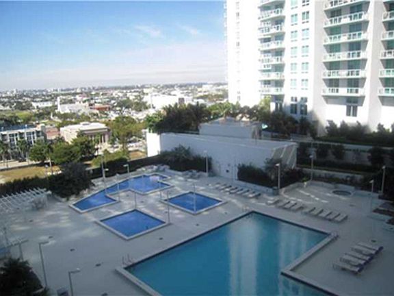 4th image of 1800 N Bayshore Dr APT 2911