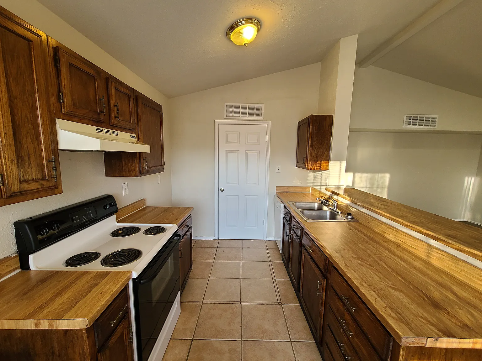 2 bed, 1036 sqft, $1,500 — Photo 3