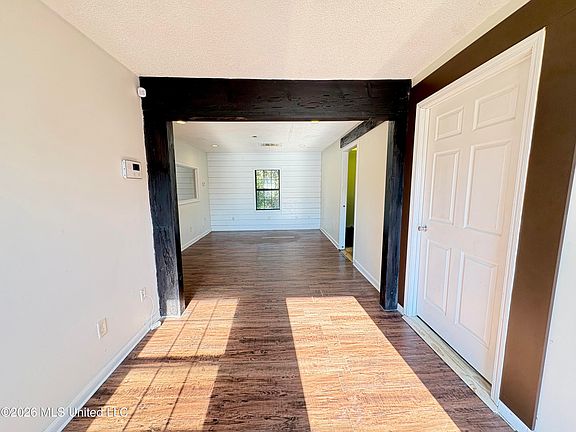 5th image of 830 Lakeview Dr