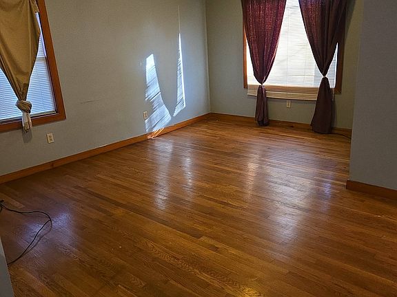 4th image of 517 Chopin St