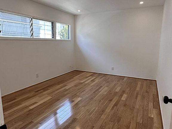 5th image of 1120 N Clark St APT 6