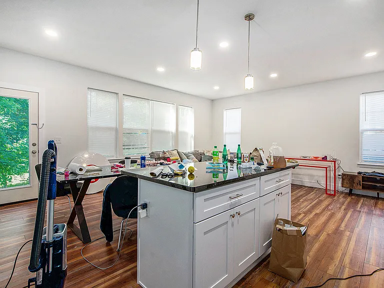 435 Hiscock St — Photo 9