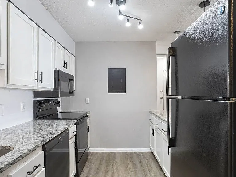 The Onyx Hoover Apartments — Photo 21