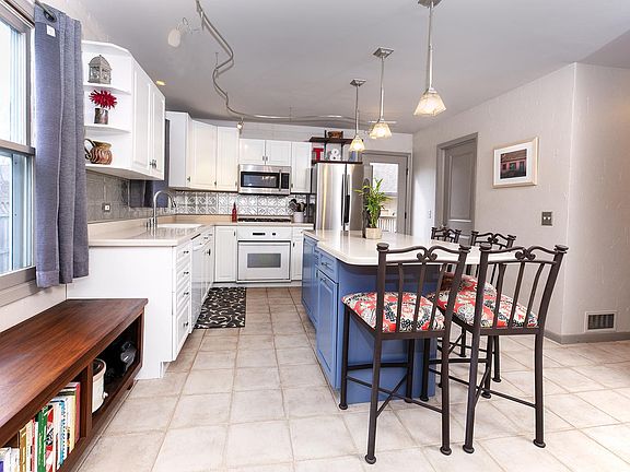 5th image of 387 Allison Ct