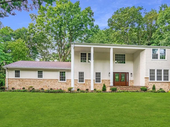 15 Hunting Hill Road, Woodbury, NY 11797