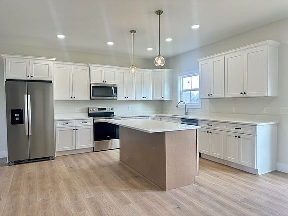 3rd image of 226 Blackberry Ln