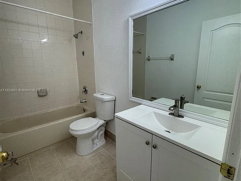 1536 SE 25th St #206 — Photo 5