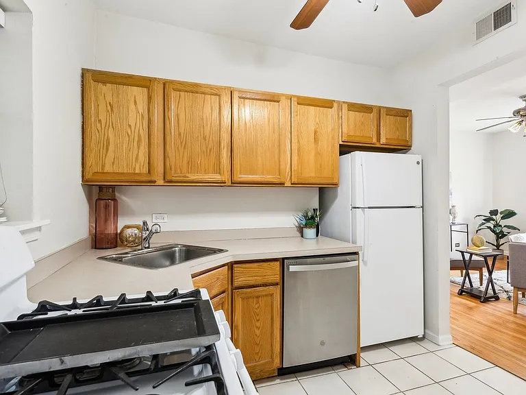 2958 W Montrose Ave #2 — Photo 8