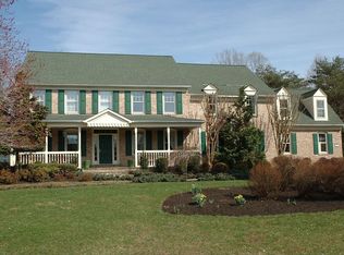 5801 Robeys Meadow Ln, Fairfax, VA 22030