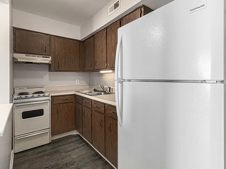 1226 N Hemlock Rd — Photo 4