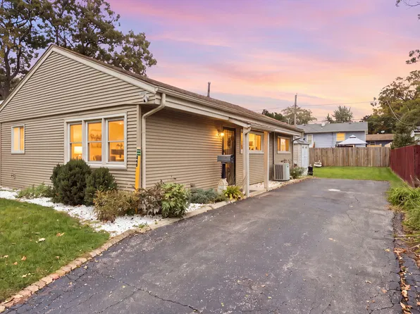 448 N Lake Shore Dr, Mundelein, IL 60060