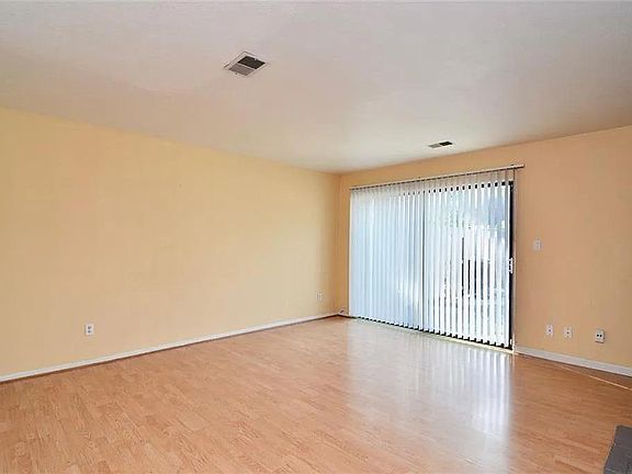 4th image of 7445 Countrybrook Dr
