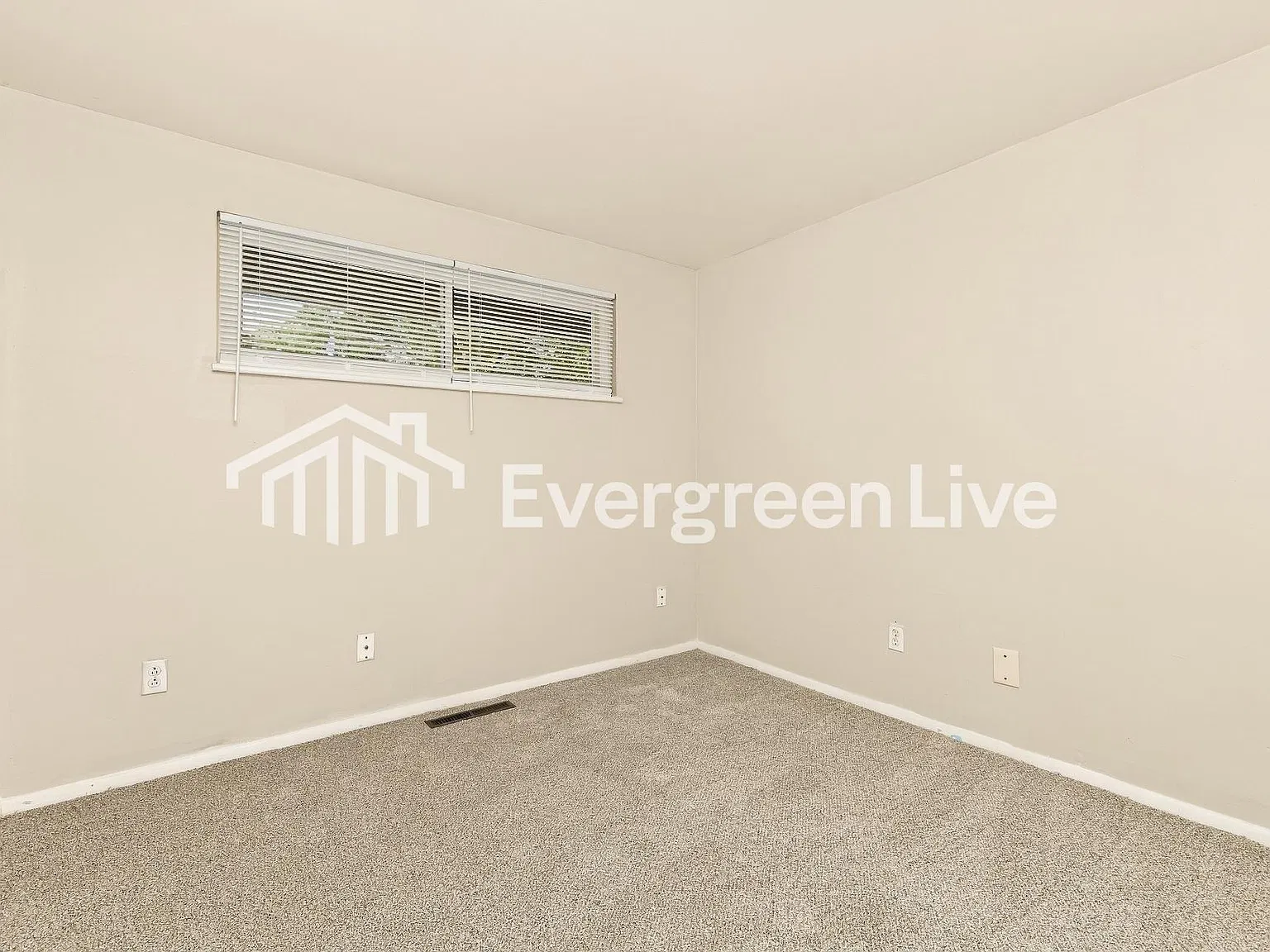 4 bed, 1.0 bath, 1350 sqft, $1,395 — Photo 2