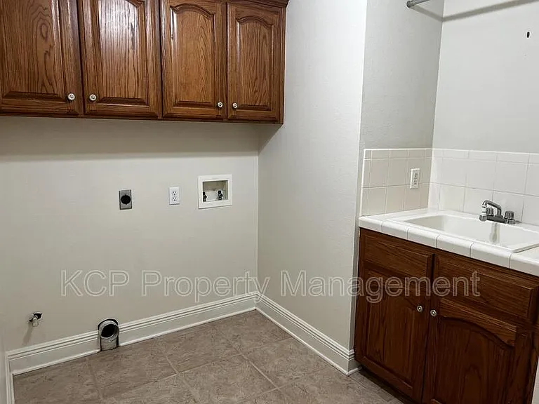 2109 Barrington Dr — Photo 22