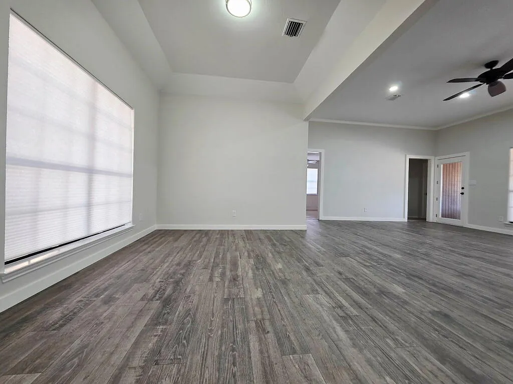 3 bed, 2.0 bath, 1855 sqft, $2,600 — Photo 3