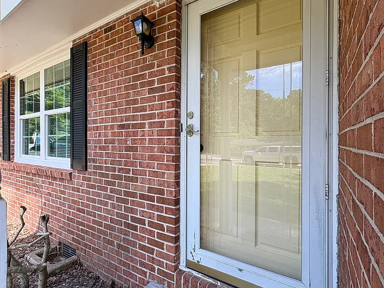 560 E University Dr — Photo 3