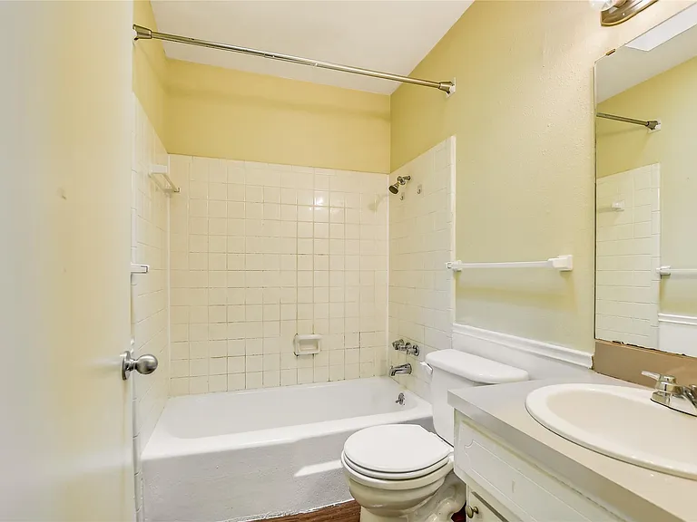 612 W 51st St #104 — Photo 11