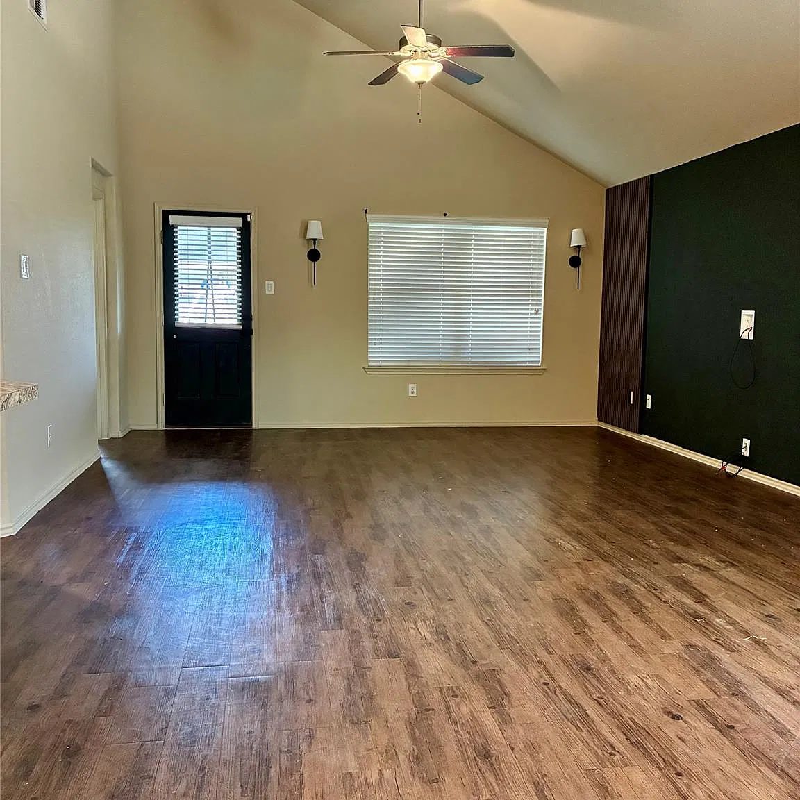 4 bed, 2.0 bath, 1918 sqft, $2,200 — Photo 2