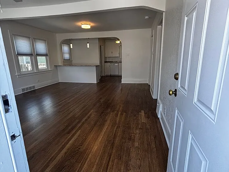 1117 W 31st St — Photo 3