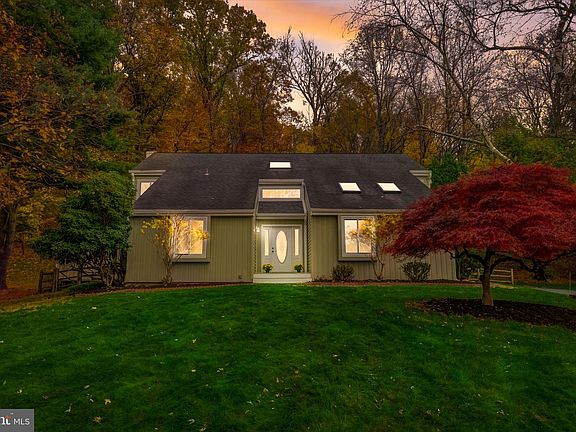 2nd image of 2058 Hawthorne Pl