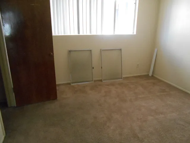 192Elkwood — Photo 3