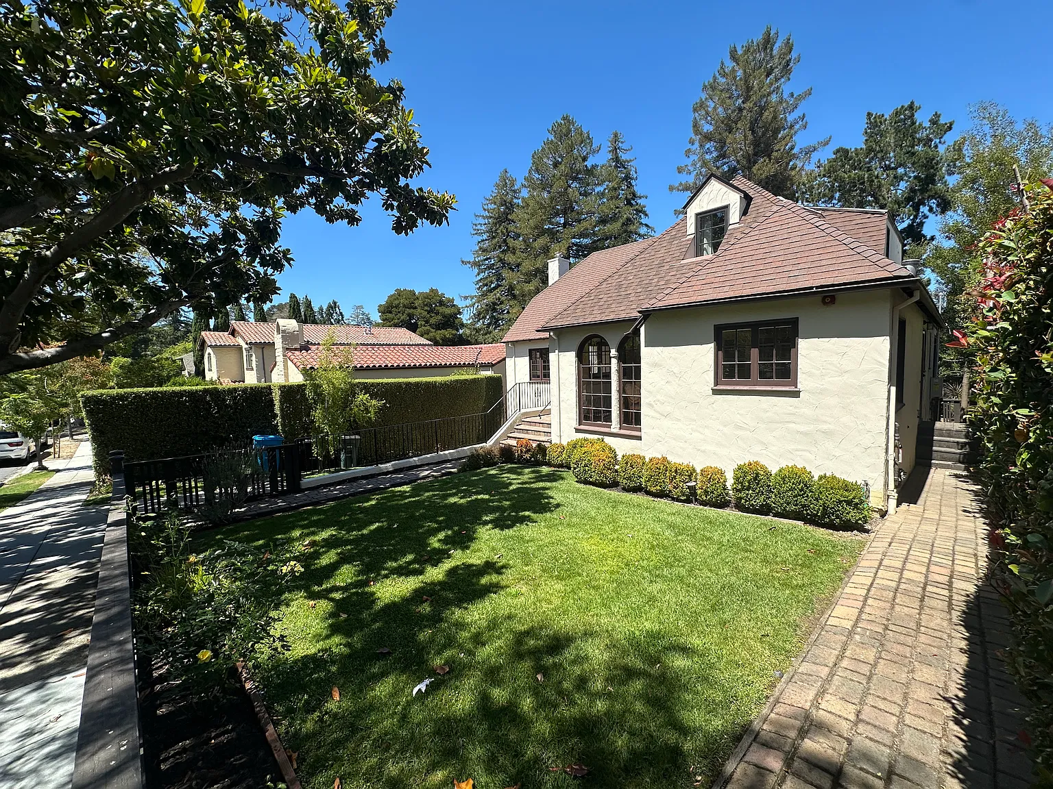 4 bed, 3.5 bath, 3100 sqft, $13,500 — Photo 2