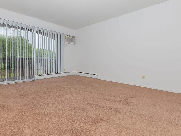 Holiday Acres Apartments — Photo 32