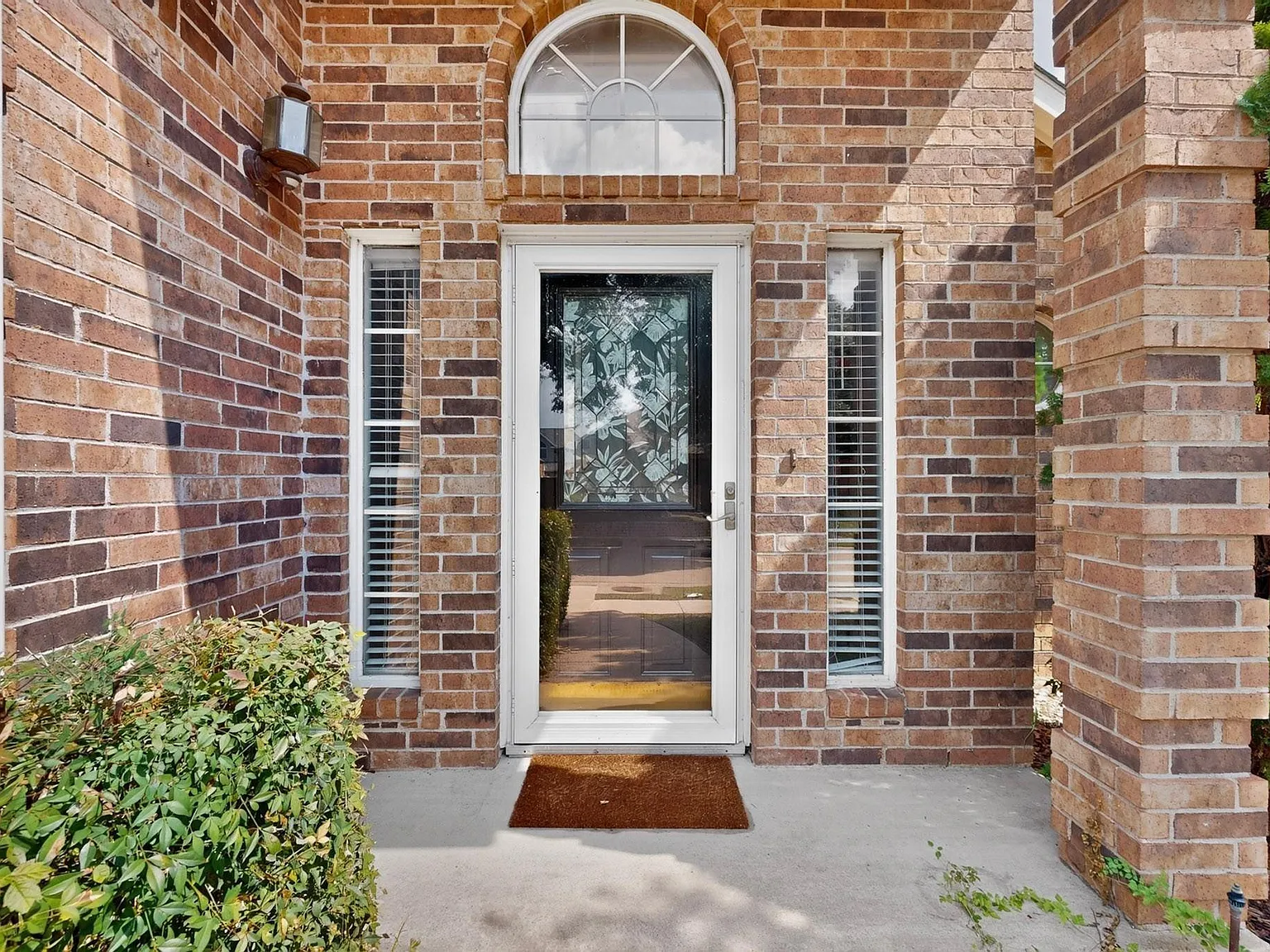3 bed, 1964 sqft, $2,700 — Photo 2