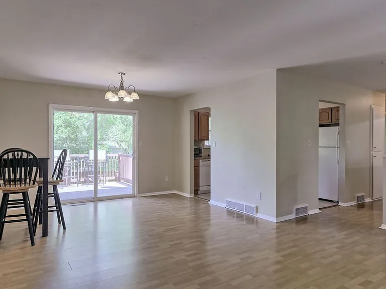 1306 Woodcrest Ct — Photo 3