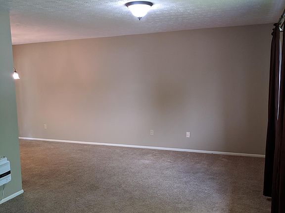 large clean family room w/ attached dining room