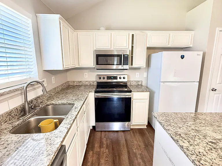 3902 Hudson Dr — Photo 10