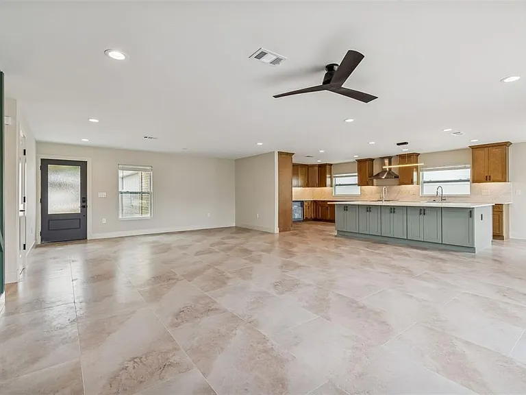 3921 Versailles Dr — Photo 4