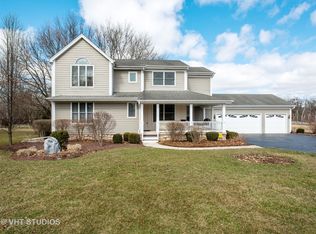 40W476 Longshadow Ln, St Charles, IL 60175