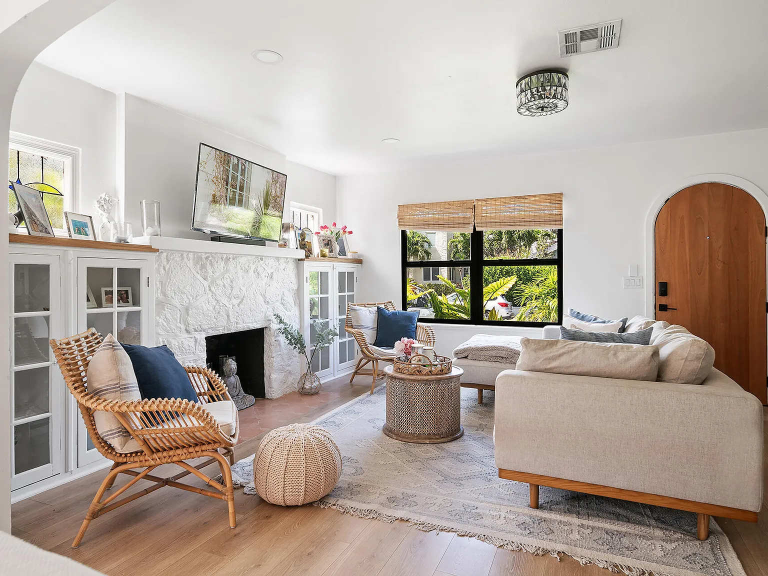 3 bed, 1.0 bath, 1296 sqft, $9,000 — Photo 3