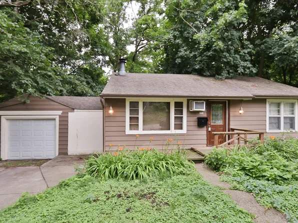 653 Eastview St, Elgin, IL 60120