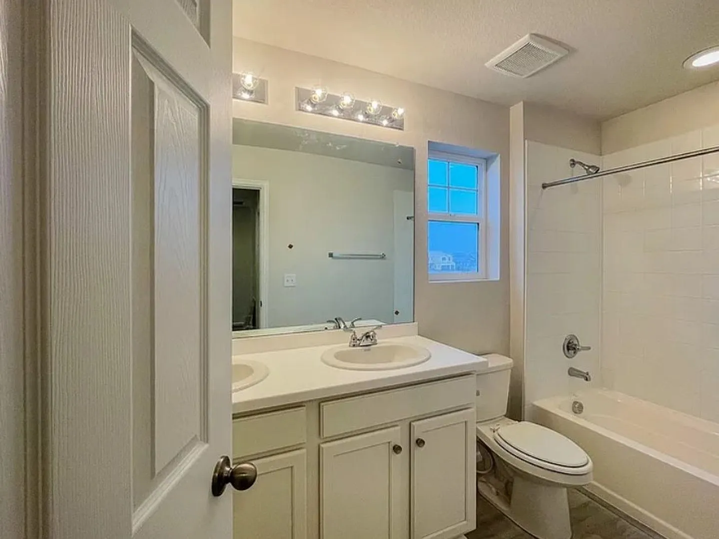 Long Realty And Property Management- 4bed 3bath In Commerce City — Photo 4
