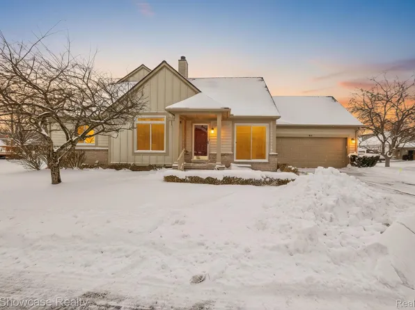 802 Red Maple Ln, Wixom, MI 48393