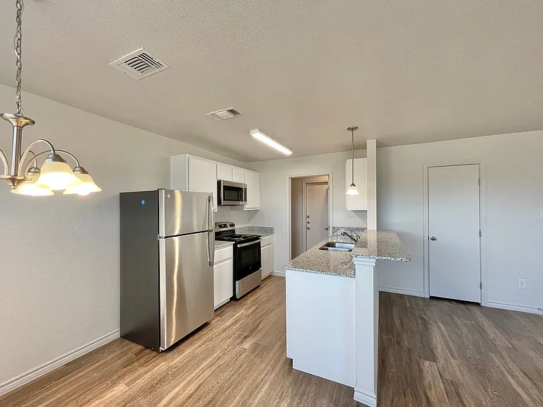 1708 Castroville Trl — Photo 9