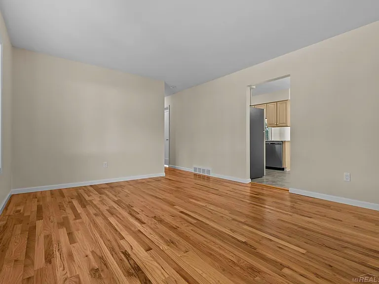 23729 Grove St — Photo 4