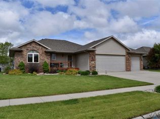 905 N Snowberry Ave, Brandon, SD 57005