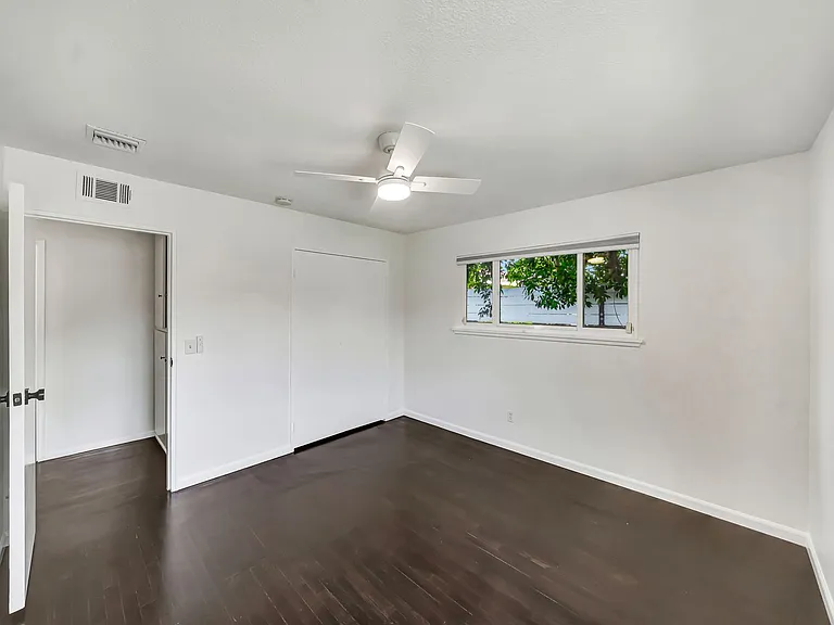 23008 Hamlin St — Photo 31