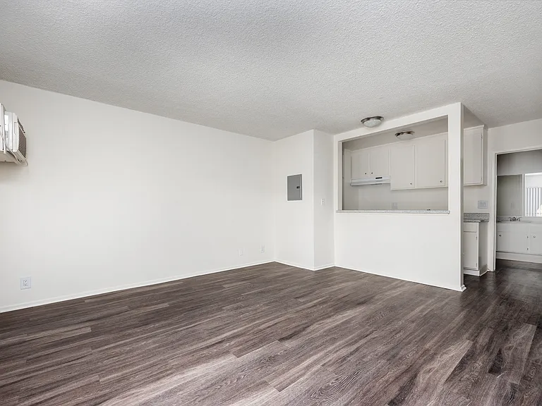 Vanowen Plaza — Photo 19