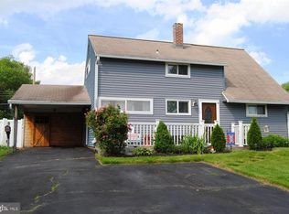 123 Indian Creek Dr, Levittown, PA 19057