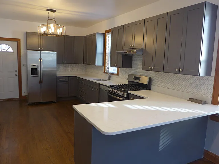 2924 N Lakewood Ave — Photo 1
