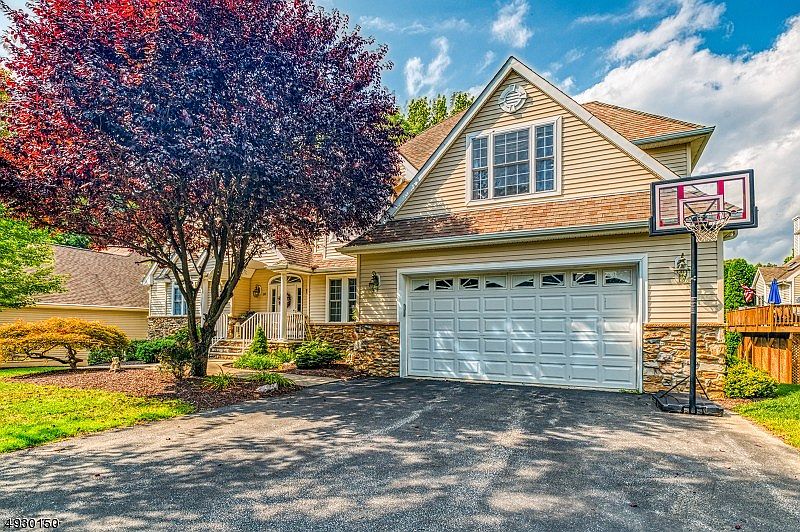 1st image of 20 Red Oak Dr